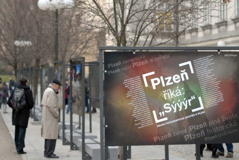 Výstava nejlepších a nejzajímavějších fotografií soutěže Plzeň říká: „Sýýýr“, kterou město vyhlásilo v minulém roce, zahájila sérii letošních venkovních expozic ve Smetanových sadech. Na jednadvaceti panelech jsou zveřejněny snímky, které zájemce zavedou k historickým památkám, ale i k romantickým zákoutím. Plzeň se na fotografiích představí také jako plnobarevná, náladová, noční, na jaře nebo na podzim. (foto: 12.3.2013)