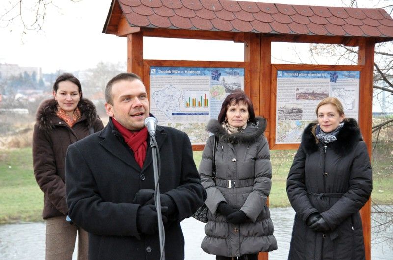 Další dvě naučné stezky, údolím Mže a Berounky, byly slavnostně otevřeny v pátek 22. března 2013 u soutoku Mže a Radbuzy ve Štruncových sadech.