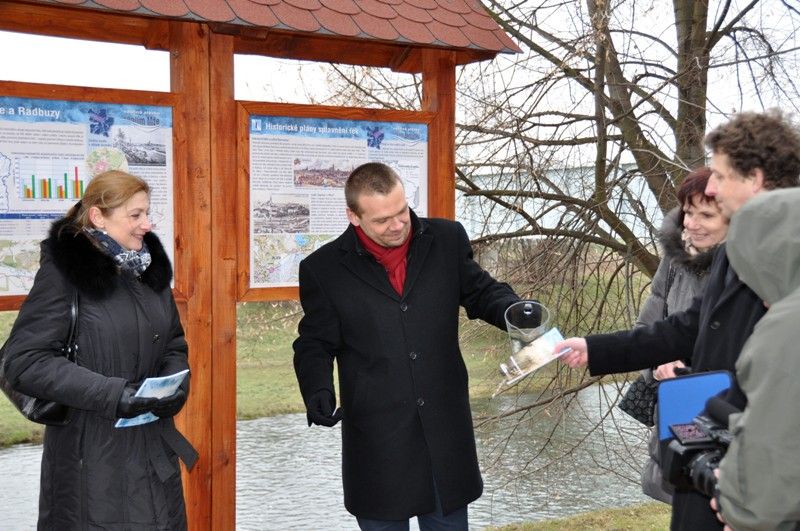 Další dvě naučné stezky, údolím Mže a Berounky, byly slavnostně otevřeny v pátek 22. března 2013 u soutoku Mže a Radbuzy ve Štruncových sadech.
