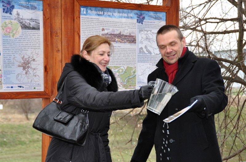 Další dvě naučné stezky, údolím Mže a Berounky, byly slavnostně otevřeny v pátek 22. března 2013 u soutoku Mže a Radbuzy ve Štruncových sadech.