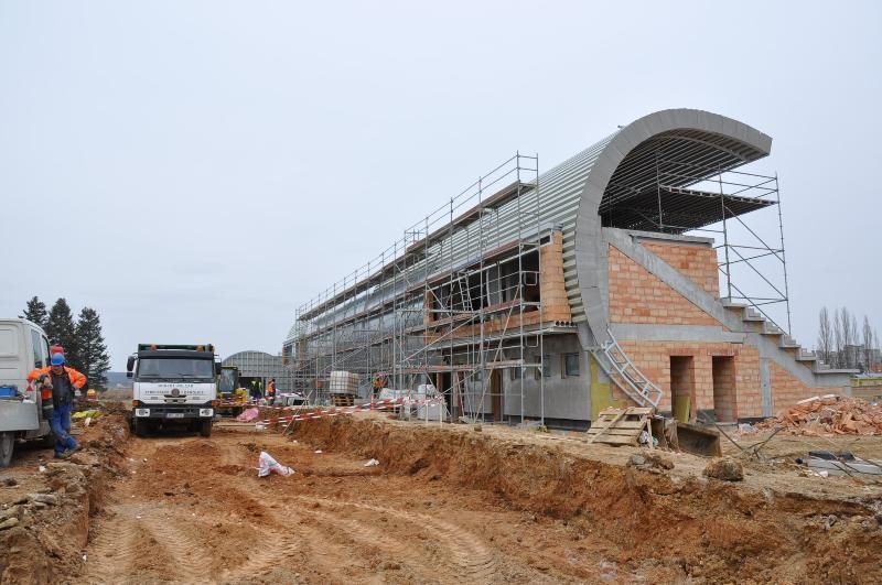 Práce na atletickém stadionu pokračují