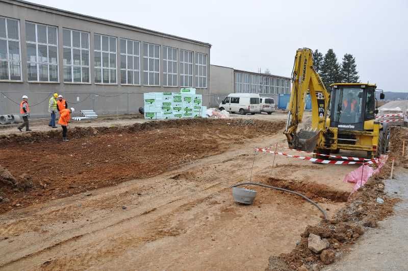 Práce na běžeckém tunelu finišují. Hrubá stavba na něj navazující tribuny pro 852 diváků už je také hotova. Do června by měla být II. etapa nového atletického areálu za 64 milionů dokončena. V první etapě zde vznikl tartanový ovál s osmi drahami v délce 400 metrů a uvnitř sektory pro dálkaře, trojskokany, tyčkaře, výškaře, diskaře, kladiváře nebo oštěpaře. (foto: 28.3.2013, AS Projekt, spol. s r.o.)