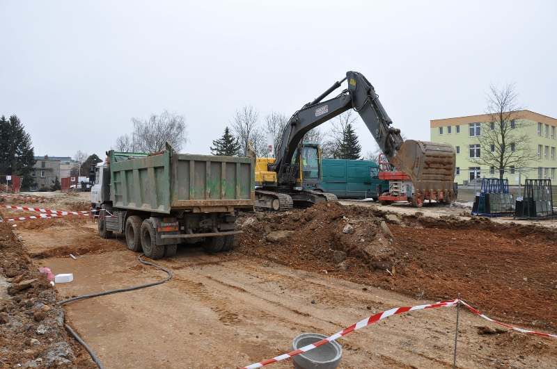 Práce na běžeckém tunelu finišují. Hrubá stavba na něj navazující tribuny pro 852 diváků už je také hotova. Do června by měla být II. etapa nového atletického areálu za 64 milionů dokončena. V první etapě zde vznikl tartanový ovál s osmi drahami v délce 400 metrů a uvnitř sektory pro dálkaře, trojskokany, tyčkaře, výškaře, diskaře, kladiváře nebo oštěpaře. (foto: 28.3.2013, AS Projekt, spol. s r.o.)