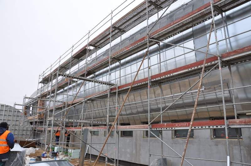 Práce na běžeckém tunelu finišují. Hrubá stavba na něj navazující tribuny pro 852 diváků už je také hotova. Do června by měla být II. etapa nového atletického areálu za 64 milionů dokončena. V první etapě zde vznikl tartanový ovál s osmi drahami v délce 400 metrů a uvnitř sektory pro dálkaře, trojskokany, tyčkaře, výškaře, diskaře, kladiváře nebo oštěpaře. (foto: 28.3.2013, AS Projekt, spol. s r.o.)