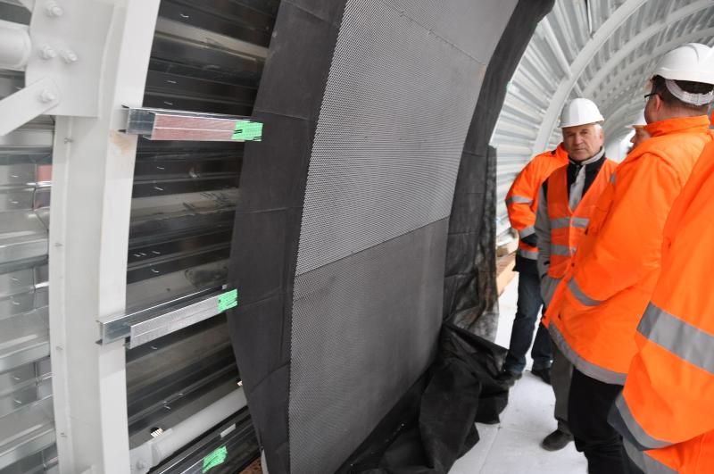 Práce na běžeckém tunelu finišují. Hrubá stavba na něj navazující tribuny pro 852 diváků už je také hotova. Do června by měla být II. etapa nového atletického areálu za 64 milionů dokončena. V první etapě zde vznikl tartanový ovál s osmi drahami v délce 400 metrů a uvnitř sektory pro dálkaře, trojskokany, tyčkaře, výškaře, diskaře, kladiváře nebo oštěpaře. (foto: 28.3.2013, AS Projekt, spol. s r.o.)