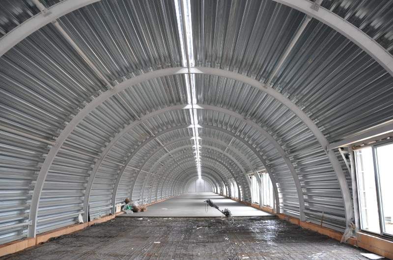 Práce na běžeckém tunelu finišují. Hrubá stavba na něj navazující tribuny pro 852 diváků už je také hotova. Do června by měla být II. etapa nového atletického areálu za 64 milionů dokončena. V první etapě zde vznikl tartanový ovál s osmi drahami v délce 400 metrů a uvnitř sektory pro dálkaře, trojskokany, tyčkaře, výškaře, diskaře, kladiváře nebo oštěpaře. (foto: 28.3.2013, AS Projekt, spol. s r.o.)