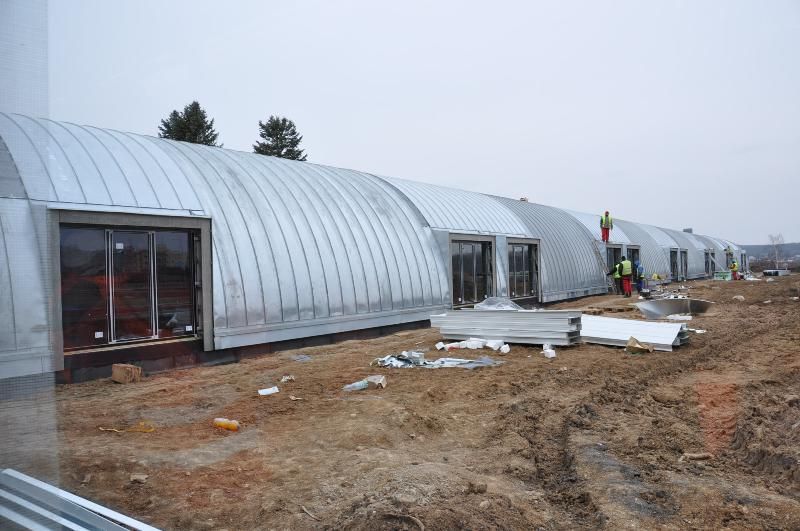 Práce na běžeckém tunelu finišují. Hrubá stavba na něj navazující tribuny pro 852 diváků už je také hotova. Do června by měla být II. etapa nového atletického areálu za 64 milionů dokončena. V první etapě zde vznikl tartanový ovál s osmi drahami v délce 400 metrů a uvnitř sektory pro dálkaře, trojskokany, tyčkaře, výškaře, diskaře, kladiváře nebo oštěpaře. (foto: 28.3.2013, AS Projekt, spol. s r.o.)