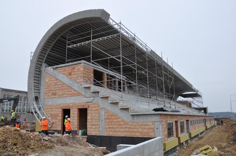 Práce na běžeckém tunelu finišují. Hrubá stavba na něj navazující tribuny pro 852 diváků už je také hotova. Do června by měla být II. etapa nového atletického areálu za 64 milionů dokončena. V první etapě zde vznikl tartanový ovál s osmi drahami v délce 400 metrů a uvnitř sektory pro dálkaře, trojskokany, tyčkaře, výškaře, diskaře, kladiváře nebo oštěpaře. (foto: 28.3.2013, AS Projekt, spol. s r.o.)