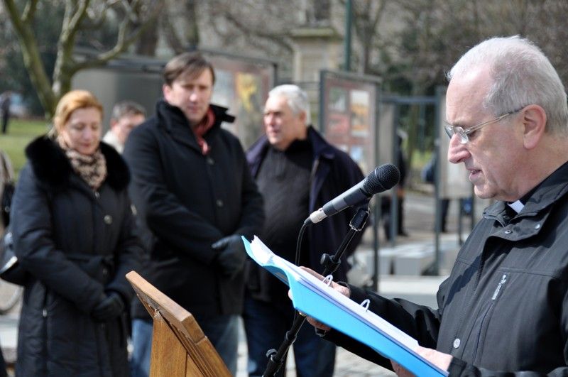 Z překladu „Slovo na cestu“ se ke čtení po biskupovi Františku Radkovském připojili mimo jiné náměstkyně primátora Eva Herinková, bývalý primátor Zdeněk Mraček, rektorka Západočeské univerzity Ilona Mauritzová nebo Karel Ženíšek ze Salesiánského střediska Plzeň. (foto: 29.3.2013)