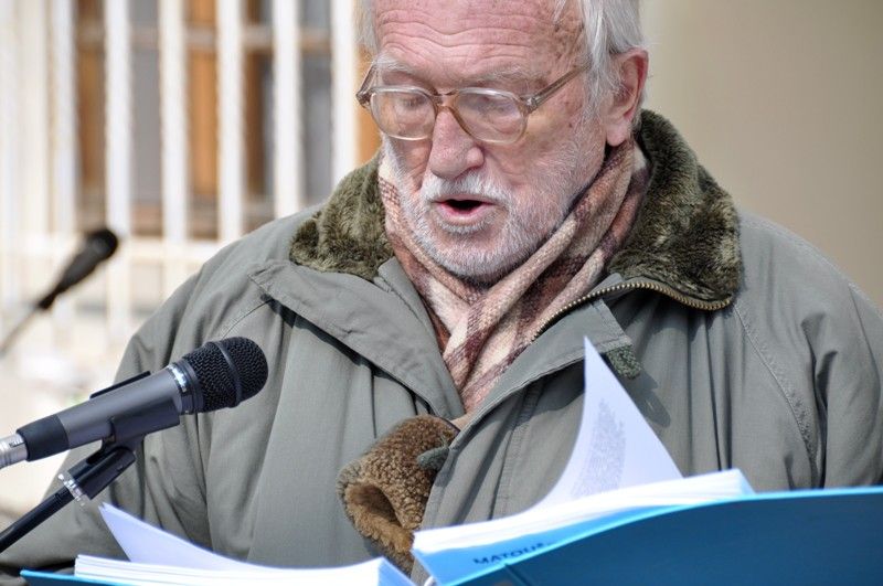 Z překladu „Slovo na cestu“ se ke čtení po biskupovi Františku Radkovském připojili mimo jiné náměstkyně primátora Eva Herinková, bývalý primátor Zdeněk Mraček, rektorka Západočeské univerzity Ilona Mauritzová nebo Karel Ženíšek ze Salesiánského střediska Plzeň. (foto: 29.3.2013)