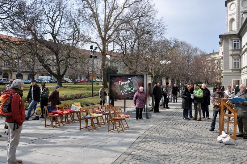 Z překladu „Slovo na cestu“ se ke čtení po biskupovi Františku Radkovském připojili mimo jiné náměstkyně primátora Eva Herinková, bývalý primátor Zdeněk Mraček, rektorka Západočeské univerzity Ilona Mauritzová nebo Karel Ženíšek ze Salesiánského střediska Plzeň. (foto: 29.3.2013)