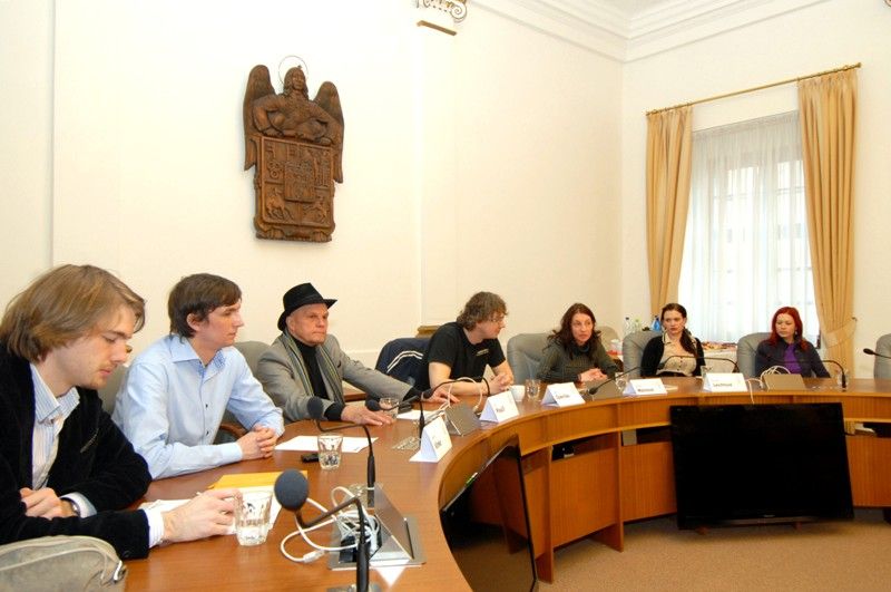 Na jeviště Divadelního léta pod plzeňským nebem se po pěti letech vrací patron projektu Jan Přeučil. S ostatním herci Viktorem Limrem, Radkem Valentou, Petrem Konášem, Janem Teplým, Kristýnou Leichtovou a dalšími si zahraje v legendárním příběhu Tři mušketýři, které na základě předlohy Alexandra Dumase st. nastuduje režisér Vilém Dubnička. Kulisy hře z části vytvoří katedrála sv. Bartoloměje. Festival zahájí 30. června. Devět repríz inscenace Tři mušketýři vystřídá loňská hra V nouzi poznáš přítele v šesti reprízách, z nichž dvě kumštýři odehrají ve slovenských Košicích v rámci oficiálního programu projektu Evropské hlavní město kultury 2013. (foto: 3.4.2013)