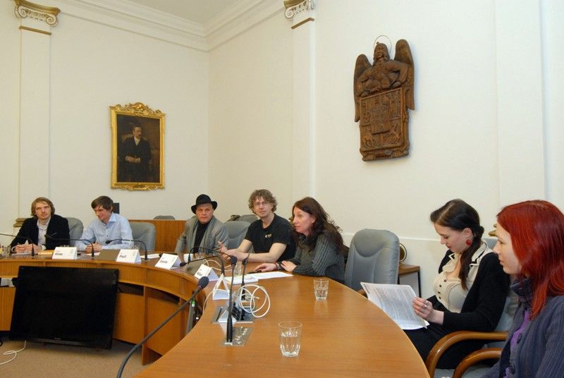 Na jeviště Divadelního léta pod plzeňským nebem se po pěti letech vrací patron projektu Jan Přeučil. S ostatním herci Viktorem Limrem, Radkem Valentou, Petrem Konášem, Janem Teplým, Kristýnou Leichtovou a dalšími si zahraje v legendárním příběhu Tři mušketýři, které na základě předlohy Alexandra Dumase st. nastuduje režisér Vilém Dubnička. Kulisy hře z části vytvoří katedrála sv. Bartoloměje. Festival zahájí 30. června. Devět repríz inscenace Tři mušketýři vystřídá loňská hra V nouzi poznáš přítele v šesti reprízách, z nichž dvě kumštýři odehrají ve slovenských Košicích v rámci oficiálního programu projektu Evropské hlavní město kultury 2013. (foto: 3.4.2013)