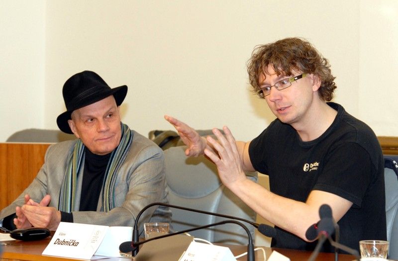 Na jeviště Divadelního léta pod plzeňským nebem se po pěti letech vrací patron projektu Jan Přeučil. S ostatním herci Viktorem Limrem, Radkem Valentou, Petrem Konášem, Janem Teplým, Kristýnou Leichtovou a dalšími si zahraje v legendárním příběhu Tři mušketýři, které na základě předlohy Alexandra Dumase st. nastuduje režisér Vilém Dubnička. Kulisy hře z části vytvoří katedrála sv. Bartoloměje. Festival zahájí 30. června. Devět repríz inscenace Tři mušketýři vystřídá loňská hra V nouzi poznáš přítele v šesti reprízách, z nichž dvě kumštýři odehrají ve slovenských Košicích v rámci oficiálního programu projektu Evropské hlavní město kultury 2013. (foto: 3.4.2013)