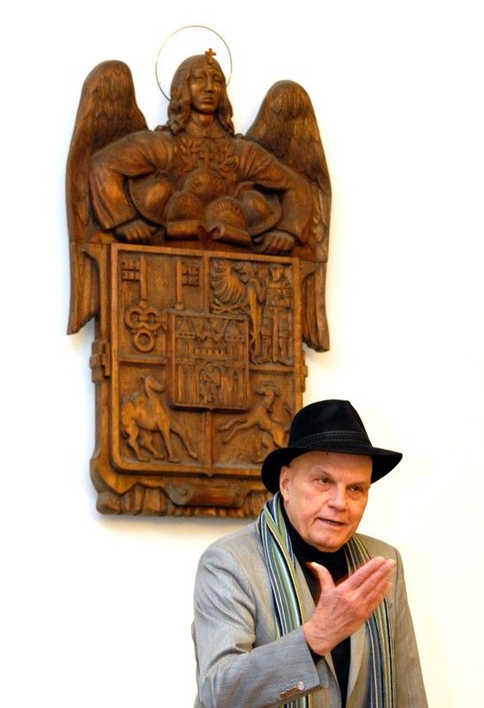 Na jeviště Divadelního léta pod plzeňským nebem se po pěti letech vrací patron projektu Jan Přeučil. S ostatním herci Viktorem Limrem, Radkem Valentou, Petrem Konášem, Janem Teplým, Kristýnou Leichtovou a dalšími si zahraje v legendárním příběhu Tři mušketýři, které na základě předlohy Alexandra Dumase st. nastuduje režisér Vilém Dubnička. Kulisy hře z části vytvoří katedrála sv. Bartoloměje. Festival zahájí 30. června. Devět repríz inscenace Tři mušketýři vystřídá loňská hra V nouzi poznáš přítele v šesti reprízách, z nichž dvě kumštýři odehrají ve slovenských Košicích v rámci oficiálního programu projektu Evropské hlavní město kultury 2013. (foto: 3.4.2013)