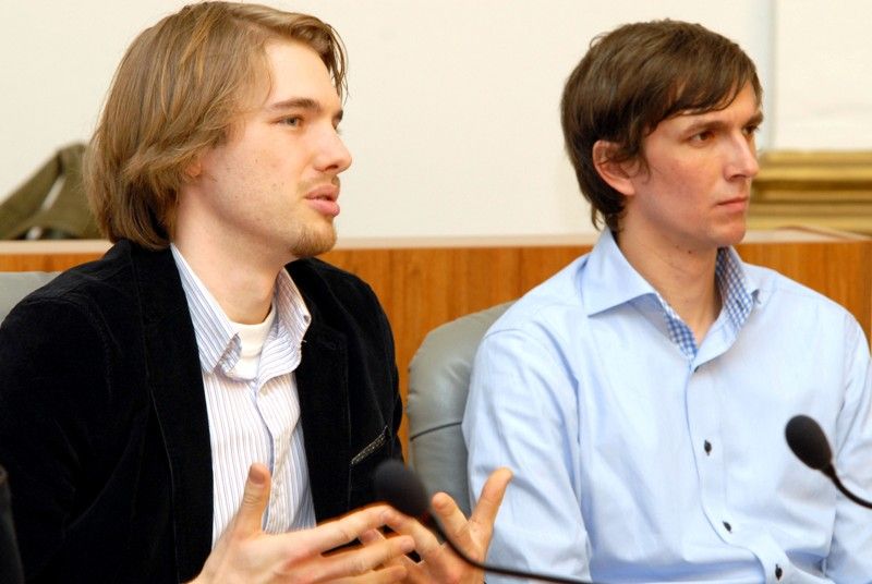 Na jeviště Divadelního léta pod plzeňským nebem se po pěti letech vrací patron projektu Jan Přeučil. S ostatním herci Viktorem Limrem, Radkem Valentou, Petrem Konášem, Janem Teplým, Kristýnou Leichtovou a dalšími si zahraje v legendárním příběhu Tři mušketýři, které na základě předlohy Alexandra Dumase st. nastuduje režisér Vilém Dubnička. Kulisy hře z části vytvoří katedrála sv. Bartoloměje. Festival zahájí 30. června. Devět repríz inscenace Tři mušketýři vystřídá loňská hra V nouzi poznáš přítele v šesti reprízách, z nichž dvě kumštýři odehrají ve slovenských Košicích v rámci oficiálního programu projektu Evropské hlavní město kultury 2013. (foto: 3.4.2013)