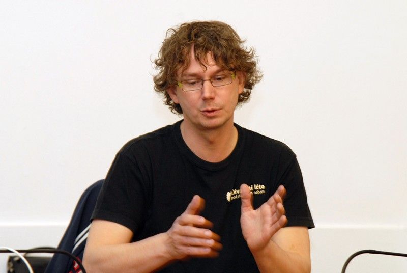 Na jeviště Divadelního léta pod plzeňským nebem se po pěti letech vrací patron projektu Jan Přeučil. S ostatním herci Viktorem Limrem, Radkem Valentou, Petrem Konášem, Janem Teplým, Kristýnou Leichtovou a dalšími si zahraje v legendárním příběhu Tři mušketýři, které na základě předlohy Alexandra Dumase st. nastuduje režisér Vilém Dubnička. Kulisy hře z části vytvoří katedrála sv. Bartoloměje. Festival zahájí 30. června. Devět repríz inscenace Tři mušketýři vystřídá loňská hra V nouzi poznáš přítele v šesti reprízách, z nichž dvě kumštýři odehrají ve slovenských Košicích v rámci oficiálního programu projektu Evropské hlavní město kultury 2013. (foto: 3.4.2013)