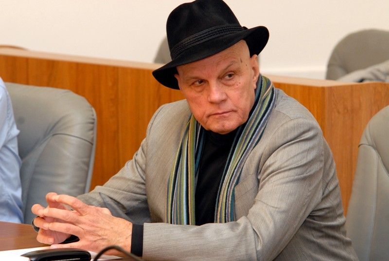 Na jeviště Divadelního léta pod plzeňským nebem se po pěti letech vrací patron projektu Jan Přeučil. S ostatním herci Viktorem Limrem, Radkem Valentou, Petrem Konášem, Janem Teplým, Kristýnou Leichtovou a dalšími si zahraje v legendárním příběhu Tři mušketýři, které na základě předlohy Alexandra Dumase st. nastuduje režisér Vilém Dubnička. Kulisy hře z části vytvoří katedrála sv. Bartoloměje. Festival zahájí 30. června. Devět repríz inscenace Tři mušketýři vystřídá loňská hra V nouzi poznáš přítele v šesti reprízách, z nichž dvě kumštýři odehrají ve slovenských Košicích v rámci oficiálního programu projektu Evropské hlavní město kultury 2013. (foto: 3.4.2013)