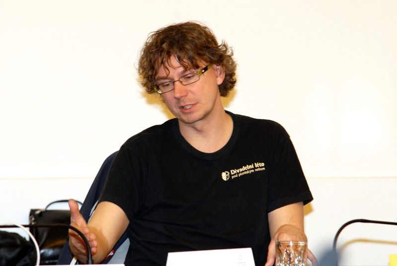 Na jeviště Divadelního léta pod plzeňským nebem se po pěti letech vrací patron projektu Jan Přeučil. S ostatním herci Viktorem Limrem, Radkem Valentou, Petrem Konášem, Janem Teplým, Kristýnou Leichtovou a dalšími si zahraje v legendárním příběhu Tři mušketýři, které na základě předlohy Alexandra Dumase st. nastuduje režisér Vilém Dubnička. Kulisy hře z části vytvoří katedrála sv. Bartoloměje. Festival zahájí 30. června. Devět repríz inscenace Tři mušketýři vystřídá loňská hra V nouzi poznáš přítele v šesti reprízách, z nichž dvě kumštýři odehrají ve slovenských Košicích v rámci oficiálního programu projektu Evropské hlavní město kultury 2013. (foto: 3.4.2013)