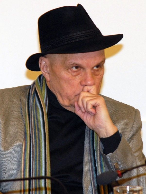 Na jeviště Divadelního léta pod plzeňským nebem se po pěti letech vrací patron projektu Jan Přeučil. S ostatním herci Viktorem Limrem, Radkem Valentou, Petrem Konášem, Janem Teplým, Kristýnou Leichtovou a dalšími si zahraje v legendárním příběhu Tři mušketýři, které na základě předlohy Alexandra Dumase st. nastuduje režisér Vilém Dubnička. Kulisy hře z části vytvoří katedrála sv. Bartoloměje. Festival zahájí 30. června. Devět repríz inscenace Tři mušketýři vystřídá loňská hra V nouzi poznáš přítele v šesti reprízách, z nichž dvě kumštýři odehrají ve slovenských Košicích v rámci oficiálního programu projektu Evropské hlavní město kultury 2013. (foto: 3.4.2013)