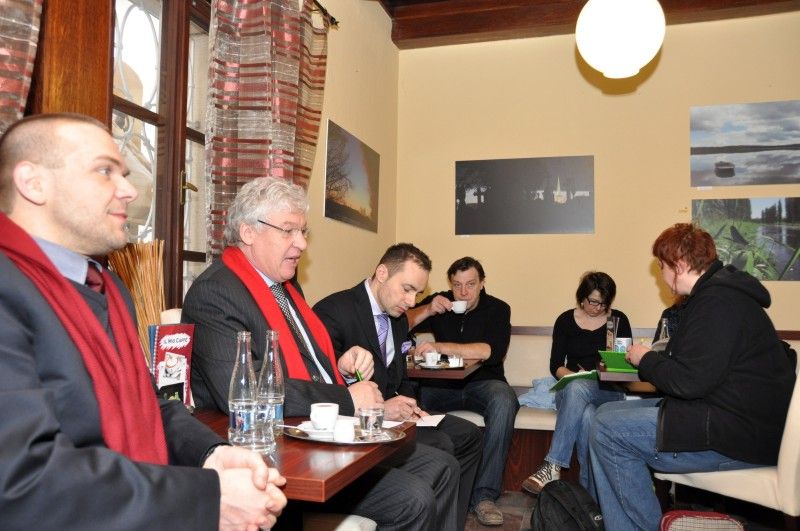 Se svými názory a postřehy na plzeňský projekt Evropské hlavní město kultury 2015 se podělil s místními novináři na neformálním setkání v Il Mio Caffé profesor Oliver Scheytt, jeden ze zpracovatelů hodnotící zprávy projektu EHMK... (foto: 4.4.2013)