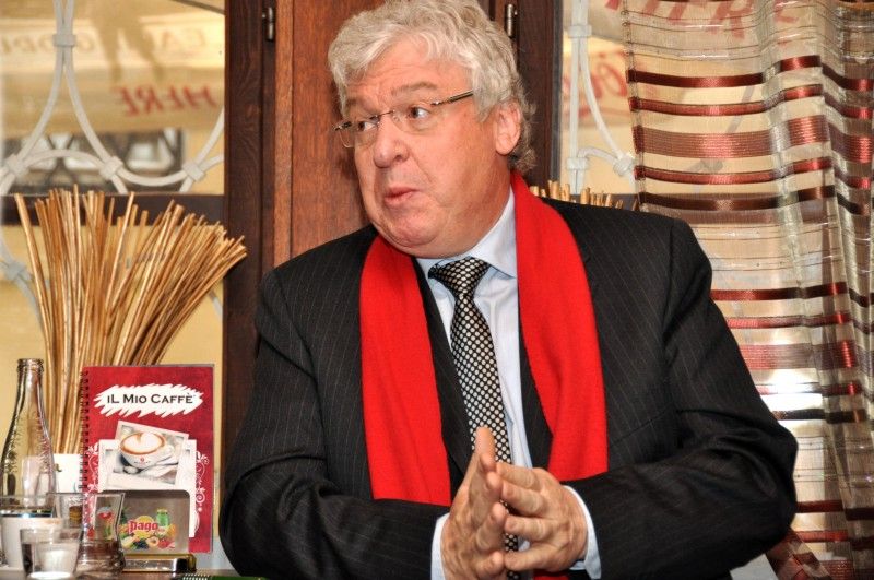 Se svými názory a postřehy na plzeňský projekt Evropské hlavní město kultury 2015 se podělil s místními novináři na neformálním setkání v Il Mio Caffé profesor Oliver Scheytt, jeden ze zpracovatelů hodnotící zprávy projektu EHMK... (foto: 4.4.2013)