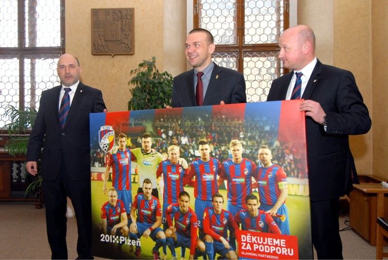 S cílem poděkovat plzeňským fotbalistů za vynikající reprezentaci Plzně nejen v Evropské lize pozvalo vedení města hráče a vedení klubu FC Viktoria na společné setkání, které se uskutečnilo ve čtvrtek (4.4.2013) odpoledne v obřadní síni plzeňské radnice.