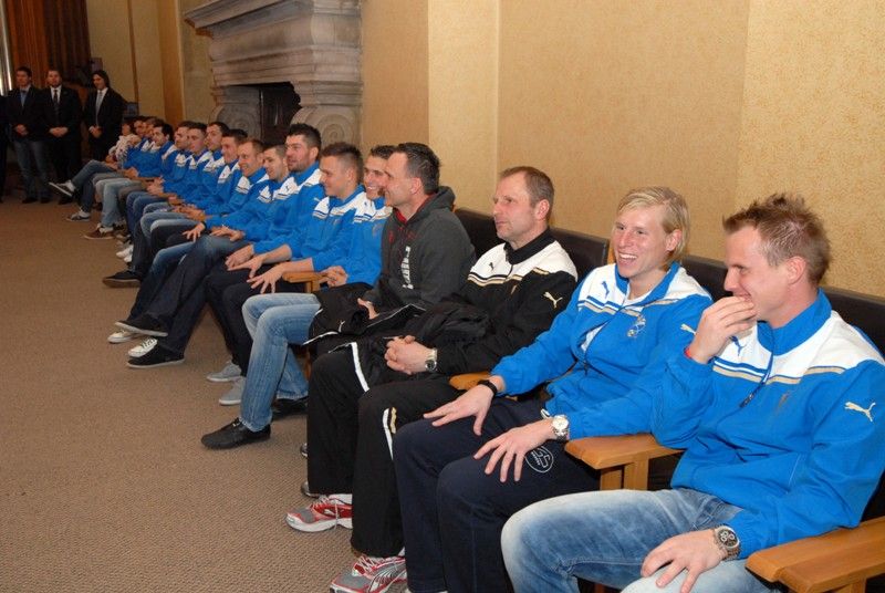 S cílem poděkovat plzeňským fotbalistů za vynikající reprezentaci Plzně nejen v Evropské lize pozvalo vedení města hráče a vedení klubu FC Viktoria na společné setkání, které se uskutečnilo ve čtvrtek (4.4.2013) odpoledne v obřadní síni plzeňské radnice.