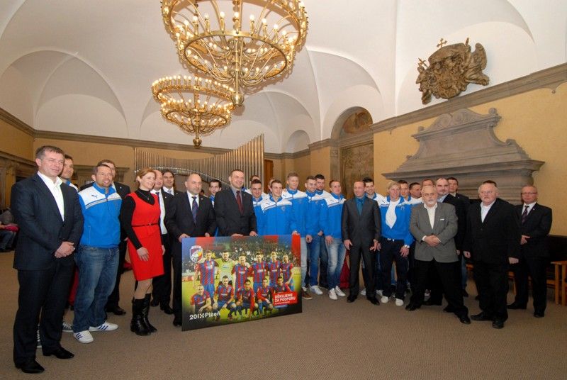 S cílem poděkovat plzeňským fotbalistů za vynikající reprezentaci Plzně nejen v Evropské lize pozvalo vedení města hráče a vedení klubu FC Viktoria na společné setkání, které se uskutečnilo ve čtvrtek (4.4.2013) odpoledne v obřadní síni plzeňské radnice.