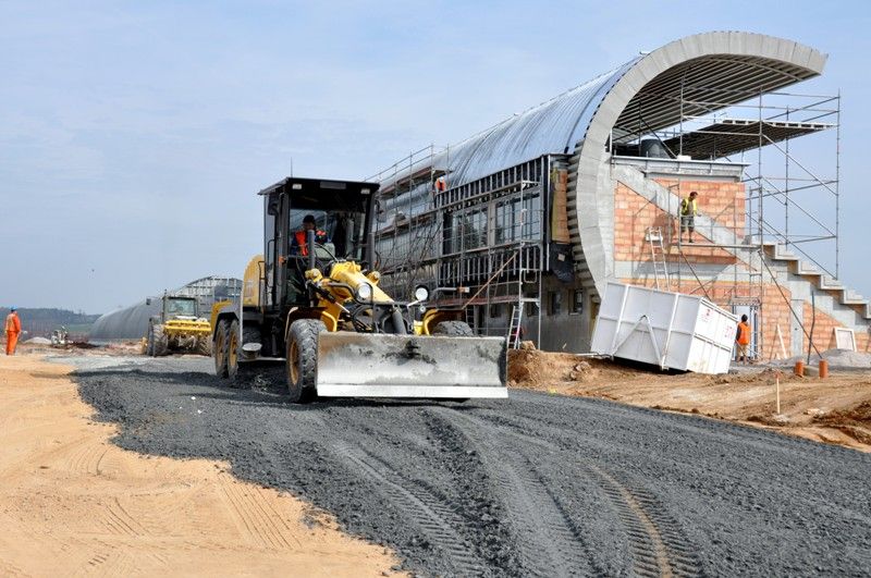 Plzeň se tak bude moci chlubit jedním z nejmodernějších areálů v republice s nejdelším krytým tunelem pro trénování v zimě. Je 123 metrů dlouhý, devět metrů široký, s pěti sto metrů dlouhými drahami a prostorem pro start a cíl.  „Trénovat se tady uvnitř bude moct i skok do dálky,“ dodává Daniel Němeček, autor projektu celého areálu. Vyhřívat jej budou sálavé panely v horní části a stejně jako venkovní plocha bude vybaven tartanem. Tribuna s kapacitou 852 míst je postavena před tunelem. V jejích útrobách vznikají šatny pro klub a školy, velká posilovna, rehabilitace, to všechno včetně zázemí. Vedle stojí rozcvičovna. (foto: 16.4.2013)