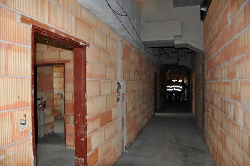 Plzeň se tak bude moci chlubit jedním z nejmodernějších areálů v republice s nejdelším krytým tunelem pro trénování v zimě. Je 123 metrů dlouhý, devět metrů široký, s pěti sto metrů dlouhými drahami a prostorem pro start a cíl.  „Trénovat se tady uvnitř bude moct i skok do dálky,“ dodává Daniel Němeček, autor projektu celého areálu. Vyhřívat jej budou sálavé panely v horní části a stejně jako venkovní plocha bude vybaven tartanem. Tribuna s kapacitou 852 míst je postavena před tunelem. V jejích útrobách vznikají šatny pro klub a školy, velká posilovna, rehabilitace, to všechno včetně zázemí. Vedle stojí rozcvičovna. (foto: 16.4.2013)