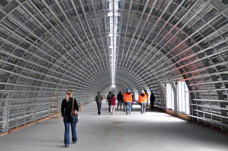 Plzeň se tak bude moci chlubit jedním z nejmodernějších areálů v republice s nejdelším krytým tunelem pro trénování v zimě. Je 123 metrů dlouhý, devět metrů široký, s pěti sto metrů dlouhými drahami a prostorem pro start a cíl.  „Trénovat se tady uvnitř bude moct i skok do dálky,“ dodává Daniel Němeček, autor projektu celého areálu. Vyhřívat jej budou sálavé panely v horní části a stejně jako venkovní plocha bude vybaven tartanem. Tribuna s kapacitou 852 míst je postavena před tunelem. V jejích útrobách vznikají šatny pro klub a školy, velká posilovna, rehabilitace, to všechno včetně zázemí. Vedle stojí rozcvičovna. (foto: 16.4.2013)