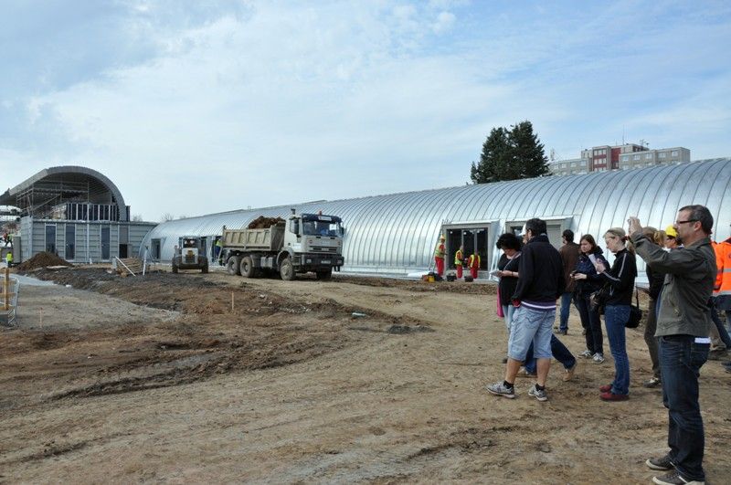 Plzeň se tak bude moci chlubit jedním z nejmodernějších areálů v republice s nejdelším krytým tunelem pro trénování v zimě. Je 123 metrů dlouhý, devět metrů široký, s pěti sto metrů dlouhými drahami a prostorem pro start a cíl.  „Trénovat se tady uvnitř bude moct i skok do dálky,“ dodává Daniel Němeček, autor projektu celého areálu. Vyhřívat jej budou sálavé panely v horní části a stejně jako venkovní plocha bude vybaven tartanem. Tribuna s kapacitou 852 míst je postavena před tunelem. V jejích útrobách vznikají šatny pro klub a školy, velká posilovna, rehabilitace, to všechno včetně zázemí. Vedle stojí rozcvičovna. (foto: 16.4.2013)