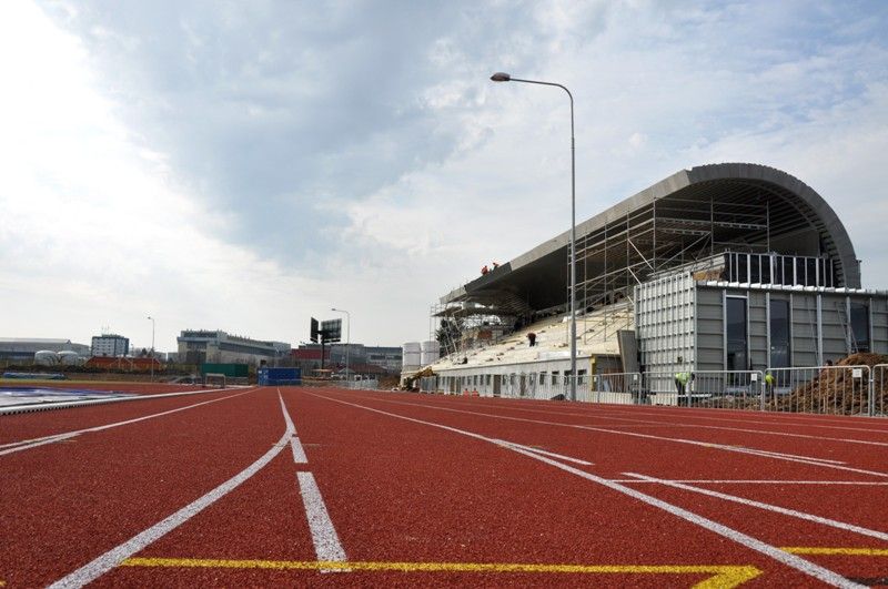 Plzeň se tak bude moci chlubit jedním z nejmodernějších areálů v republice s nejdelším krytým tunelem pro trénování v zimě. Je 123 metrů dlouhý, devět metrů široký, s pěti sto metrů dlouhými drahami a prostorem pro start a cíl.  „Trénovat se tady uvnitř bude moct i skok do dálky,“ dodává Daniel Němeček, autor projektu celého areálu. Vyhřívat jej budou sálavé panely v horní části a stejně jako venkovní plocha bude vybaven tartanem. Tribuna s kapacitou 852 míst je postavena před tunelem. V jejích útrobách vznikají šatny pro klub a školy, velká posilovna, rehabilitace, to všechno včetně zázemí. Vedle stojí rozcvičovna. (foto: 16.4.2013)