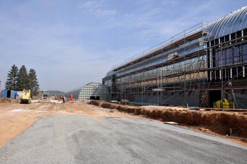 Plzeň se tak bude moci chlubit jedním z nejmodernějších areálů v republice s nejdelším krytým tunelem pro trénování v zimě. Je 123 metrů dlouhý, devět metrů široký, s pěti sto metrů dlouhými drahami a prostorem pro start a cíl.  „Trénovat se tady uvnitř bude moct i skok do dálky,“ dodává Daniel Němeček, autor projektu celého areálu. Vyhřívat jej budou sálavé panely v horní části a stejně jako venkovní plocha bude vybaven tartanem. Tribuna s kapacitou 852 míst je postavena před tunelem. V jejích útrobách vznikají šatny pro klub a školy, velká posilovna, rehabilitace, to všechno včetně zázemí. Vedle stojí rozcvičovna. (foto: 16.4.2013)