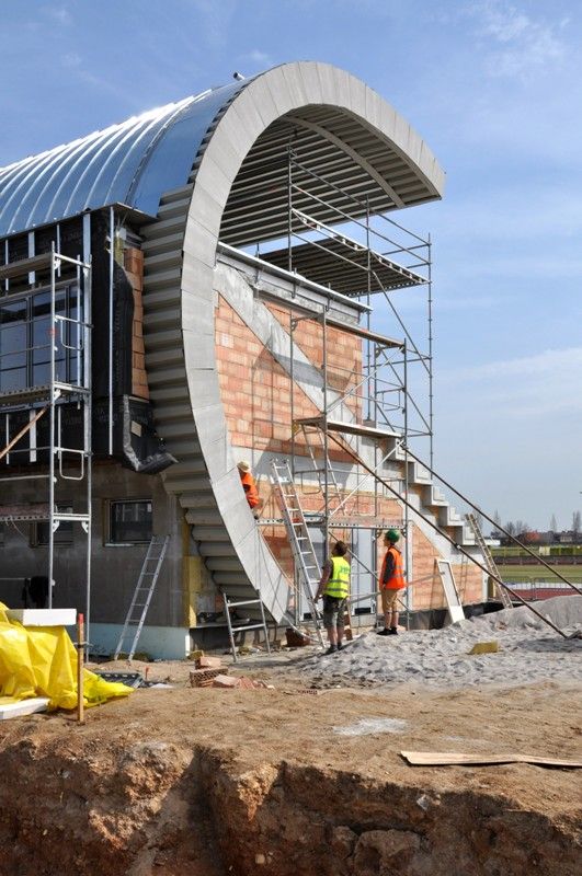 Plzeň se tak bude moci chlubit jedním z nejmodernějších areálů v republice s nejdelším krytým tunelem pro trénování v zimě. Je 123 metrů dlouhý, devět metrů široký, s pěti sto metrů dlouhými drahami a prostorem pro start a cíl.  „Trénovat se tady uvnitř bude moct i skok do dálky,“ dodává Daniel Němeček, autor projektu celého areálu. Vyhřívat jej budou sálavé panely v horní části a stejně jako venkovní plocha bude vybaven tartanem. Tribuna s kapacitou 852 míst je postavena před tunelem. V jejích útrobách vznikají šatny pro klub a školy, velká posilovna, rehabilitace, to všechno včetně zázemí. Vedle stojí rozcvičovna. (foto: 16.4.2013)