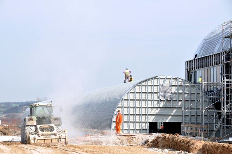 Plzeň se tak bude moci chlubit jedním z nejmodernějších areálů v republice s nejdelším krytým tunelem pro trénování v zimě. Je 123 metrů dlouhý, devět metrů široký, s pěti sto metrů dlouhými drahami a prostorem pro start a cíl.  „Trénovat se tady uvnitř bude moct i skok do dálky,“ dodává Daniel Němeček, autor projektu celého areálu. Vyhřívat jej budou sálavé panely v horní části a stejně jako venkovní plocha bude vybaven tartanem. Tribuna s kapacitou 852 míst je postavena před tunelem. V jejích útrobách vznikají šatny pro klub a školy, velká posilovna, rehabilitace, to všechno včetně zázemí. Vedle stojí rozcvičovna. (foto: 16.4.2013)