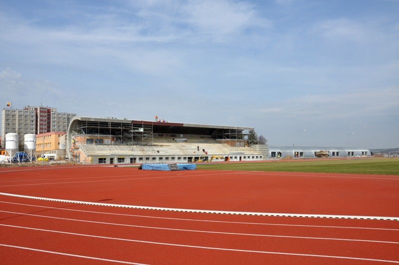 Plzeň se tak bude moci chlubit jedním z nejmodernějších areálů v republice s nejdelším krytým tunelem pro trénování v zimě. Je 123 metrů dlouhý, devět metrů široký, s pěti sto metrů dlouhými drahami a prostorem pro start a cíl.  „Trénovat se tady uvnitř bude moct i skok do dálky,“ dodává Daniel Němeček, autor projektu celého areálu. Vyhřívat jej budou sálavé panely v horní části a stejně jako venkovní plocha bude vybaven tartanem. Tribuna s kapacitou 852 míst je postavena před tunelem. V jejích útrobách vznikají šatny pro klub a školy, velká posilovna, rehabilitace, to všechno včetně zázemí. Vedle stojí rozcvičovna. (foto: 16.4.2013)