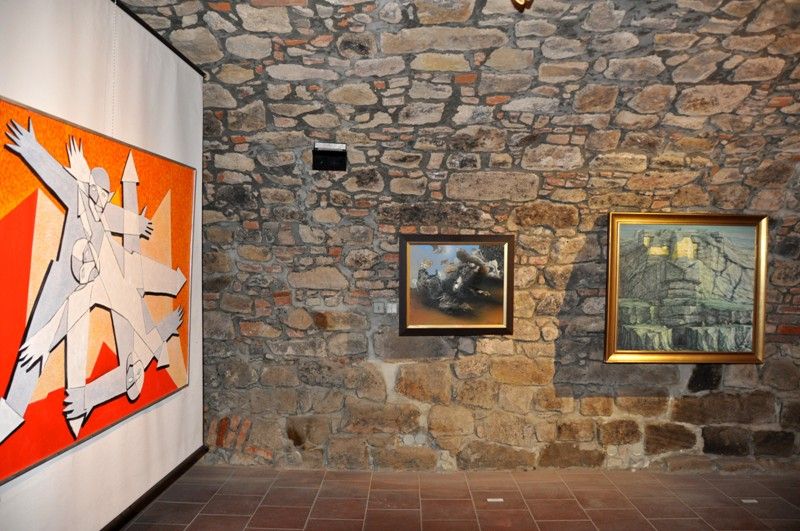 Umělecky mimořádně zajímavý celek v ojedinělé instalaci nabízí výstava regionálních výtvarníků s názvem Bilance 2013. Představí výtvarná díla členů Unie výtvarných umělců plzeňské oblasti a výběr děl z Artotéky města Plzně. Poprvé v historii dochází při prezentaci jedné expozice k propojení dvou plzeňských výstavních míst, Galerie Jiřího Trnky a Galerie města Plzně. (foto: 18.4.2013)