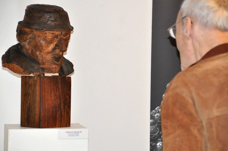 Umělecky mimořádně zajímavý celek v ojedinělé instalaci nabízí výstava regionálních výtvarníků s názvem Bilance 2013. Představí výtvarná díla členů Unie výtvarných umělců plzeňské oblasti a výběr děl z Artotéky města Plzně. Poprvé v historii dochází při prezentaci jedné expozice k propojení dvou plzeňských výstavních míst, Galerie Jiřího Trnky a Galerie města Plzně. (foto: 18.4.2013)