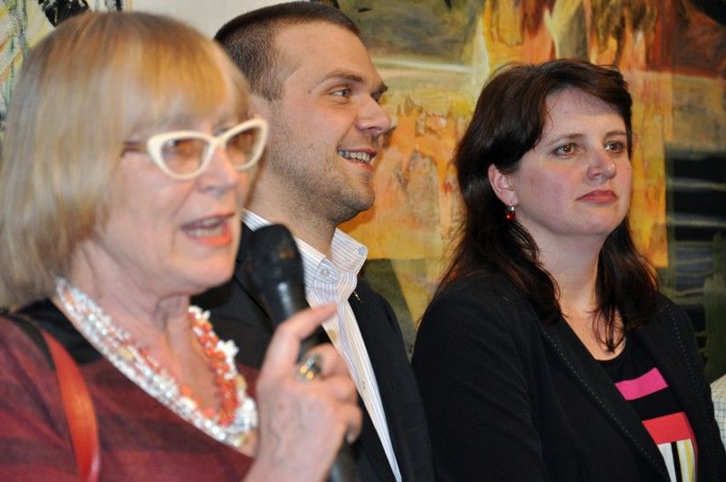 Umělecky mimořádně zajímavý celek v ojedinělé instalaci nabízí výstava regionálních výtvarníků s názvem Bilance 2013. Představí výtvarná díla členů Unie výtvarných umělců plzeňské oblasti a výběr děl z Artotéky města Plzně. Poprvé v historii dochází při prezentaci jedné expozice k propojení dvou plzeňských výstavních míst, Galerie Jiřího Trnky a Galerie města Plzně. (foto: 18.4.2013)