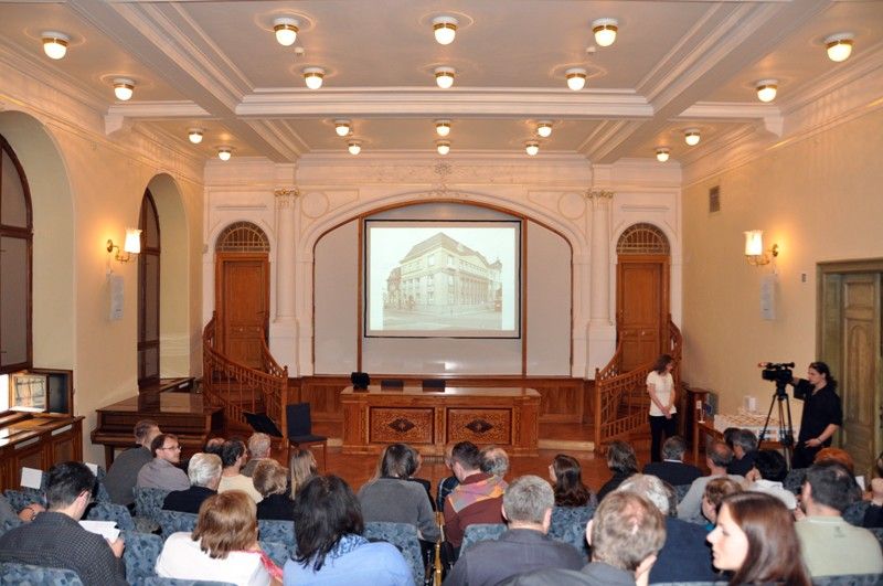 Město Plzeň vydalo publikaci o architektuře. Představuje první snahu o zmapování architektonického fondu Plzně z období více než posledních dvou staletí. Je dílem kolektivu autorů a vzniknout mohla díky finančním prostředkům z Evropské unie. Pro širokou veřejnost bude kniha s texty v češtině a angličtině k dispozici v knihovnách Plzeňského kraje a ve vybraných odborných knihovnách v České republice. (foto: 18.4.2013)