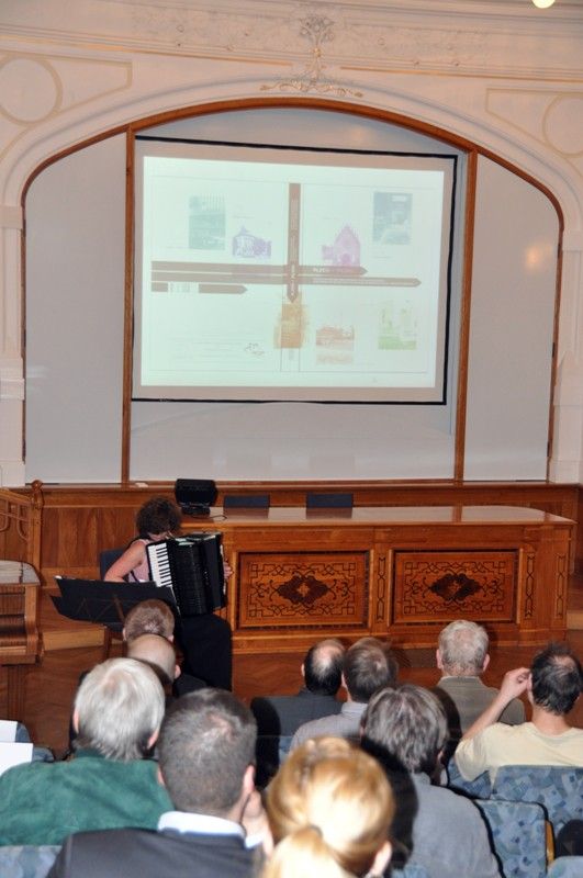 Město Plzeň vydalo publikaci o architektuře. Představuje první snahu o zmapování architektonického fondu Plzně z období více než posledních dvou staletí. Je dílem kolektivu autorů a vzniknout mohla díky finančním prostředkům z Evropské unie. Pro širokou veřejnost bude kniha s texty v češtině a angličtině k dispozici v knihovnách Plzeňského kraje a ve vybraných odborných knihovnách v České republice. (foto: 18.4.2013)