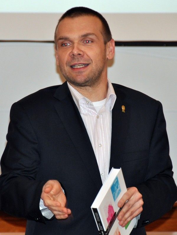 Město Plzeň vydalo publikaci o architektuře. Představuje první snahu o zmapování architektonického fondu Plzně z období více než posledních dvou staletí. Je dílem kolektivu autorů a vzniknout mohla díky finančním prostředkům z Evropské unie. Pro širokou veřejnost bude kniha s texty v češtině a angličtině k dispozici v knihovnách Plzeňského kraje a ve vybraných odborných knihovnách v České republice. (foto: 18.4.2013)