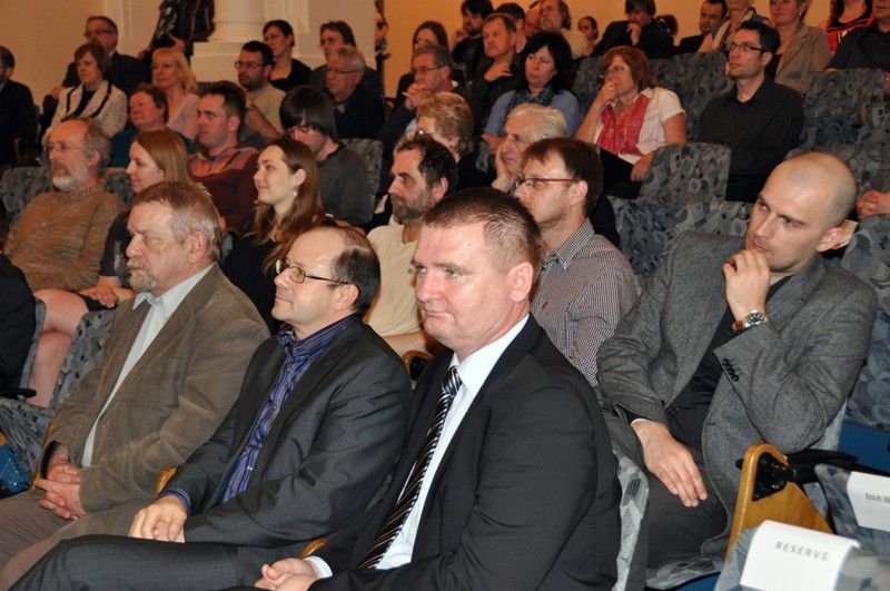 Město Plzeň vydalo publikaci o architektuře. Představuje první snahu o zmapování architektonického fondu Plzně z období více než posledních dvou staletí. Je dílem kolektivu autorů a vzniknout mohla díky finančním prostředkům z Evropské unie. Pro širokou veřejnost bude kniha s texty v češtině a angličtině k dispozici v knihovnách Plzeňského kraje a ve vybraných odborných knihovnách v České republice. (foto: 18.4.2013)