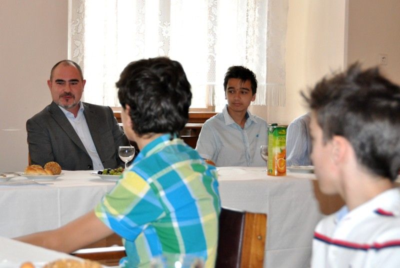 Vynikajícího úspěchu dosáhl před necelým měsícem florbalový tým 33. základní školy. Po postupu do celorepublikového závěrečného turnaje Asociace školních sportovních klubů se jeho hráči probojovali až do finále, kde na nájezdy podlehli Hradci Králové. Stali se tak druhým nejlepším školním florbalovým týmem v Česku. Na dvoudenním turnaji je podporovali vlastní fanoušci, kteří se za nimi vydali až do Kopřivnice. Hráčům, trenérům a učitelům za výborný výsledek a skvělou reprezentaci města poděkovali náměstek Martin Zrzavecký a radní pro oblast školství a sportu Irena Rottová. Společné setkání se na plzeňské radnici konalo ve čtvrtek dopoledne (18.4.2013).