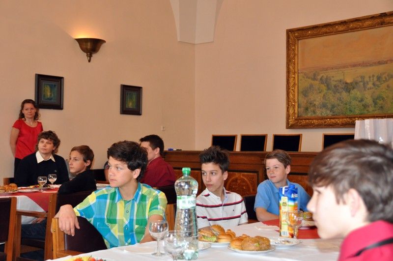 Vynikajícího úspěchu dosáhl před necelým měsícem florbalový tým 33. základní školy. Po postupu do celorepublikového závěrečného turnaje Asociace školních sportovních klubů se jeho hráči probojovali až do finále, kde na nájezdy podlehli Hradci Králové. Stali se tak druhým nejlepším školním florbalovým týmem v Česku. Na dvoudenním turnaji je podporovali vlastní fanoušci, kteří se za nimi vydali až do Kopřivnice. Hráčům, trenérům a učitelům za výborný výsledek a skvělou reprezentaci města poděkovali náměstek Martin Zrzavecký a radní pro oblast školství a sportu Irena Rottová. Společné setkání se na plzeňské radnici konalo ve čtvrtek dopoledne (18.4.2013).