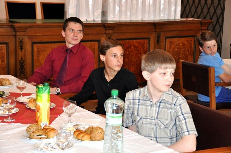 Vynikajícího úspěchu dosáhl před necelým měsícem florbalový tým 33. základní školy. Po postupu do celorepublikového závěrečného turnaje Asociace školních sportovních klubů se jeho hráči probojovali až do finále, kde na nájezdy podlehli Hradci Králové. Stali se tak druhým nejlepším školním florbalovým týmem v Česku. Na dvoudenním turnaji je podporovali vlastní fanoušci, kteří se za nimi vydali až do Kopřivnice. Hráčům, trenérům a učitelům za výborný výsledek a skvělou reprezentaci města poděkovali náměstek Martin Zrzavecký a radní pro oblast školství a sportu Irena Rottová. Společné setkání se na plzeňské radnici konalo ve čtvrtek dopoledne (18.4.2013).