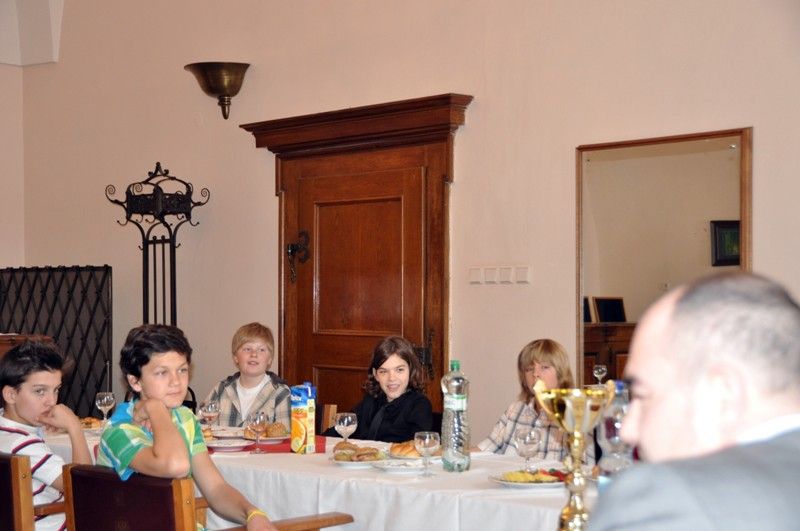 Vynikajícího úspěchu dosáhl před necelým měsícem florbalový tým 33. základní školy. Po postupu do celorepublikového závěrečného turnaje Asociace školních sportovních klubů se jeho hráči probojovali až do finále, kde na nájezdy podlehli Hradci Králové. Stali se tak druhým nejlepším školním florbalovým týmem v Česku. Na dvoudenním turnaji je podporovali vlastní fanoušci, kteří se za nimi vydali až do Kopřivnice. Hráčům, trenérům a učitelům za výborný výsledek a skvělou reprezentaci města poděkovali náměstek Martin Zrzavecký a radní pro oblast školství a sportu Irena Rottová. Společné setkání se na plzeňské radnici konalo ve čtvrtek dopoledne (18.4.2013).