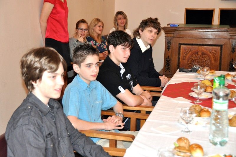 Vynikajícího úspěchu dosáhl před necelým měsícem florbalový tým 33. základní školy. Po postupu do celorepublikového závěrečného turnaje Asociace školních sportovních klubů se jeho hráči probojovali až do finále, kde na nájezdy podlehli Hradci Králové. Stali se tak druhým nejlepším školním florbalovým týmem v Česku. Na dvoudenním turnaji je podporovali vlastní fanoušci, kteří se za nimi vydali až do Kopřivnice. Hráčům, trenérům a učitelům za výborný výsledek a skvělou reprezentaci města poděkovali náměstek Martin Zrzavecký a radní pro oblast školství a sportu Irena Rottová. Společné setkání se na plzeňské radnici konalo ve čtvrtek dopoledne (18.4.2013).